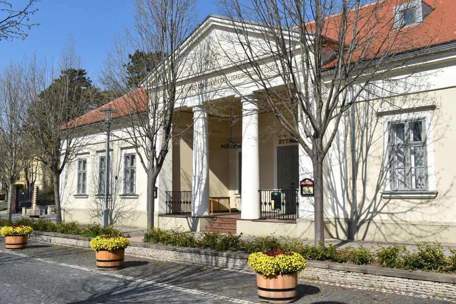 épületek